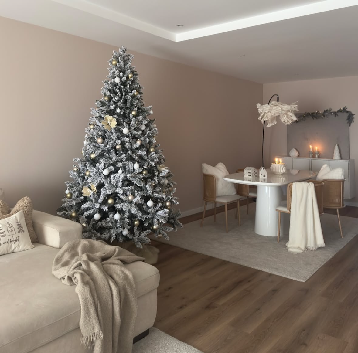 Kunst Weihnachtsbaum - 240 cm, 120 LED's, mit Weihnachtskugelset